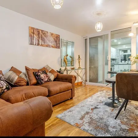 Luxury 4 Bedroom Entire In Free Parking Peaceful Place Smethwick Holiday home *