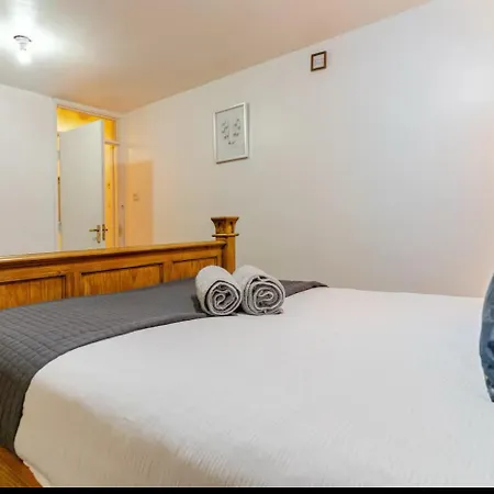 Luxury 4 Bedroom Entire In Free Parking Peaceful Place Smethwick Holiday home *