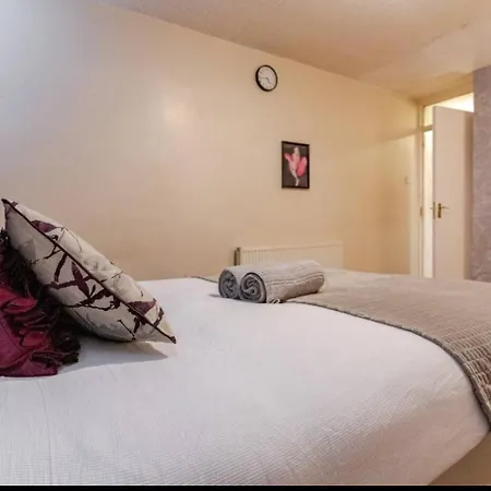 Luxury 4 Bedroom Entire In Free Parking Peaceful Place Smethwick Holiday home