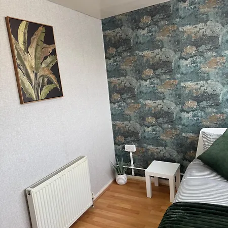Luxury 4 Bedroom Entire In Free Parking Peaceful Place Smethwick * Birmingham