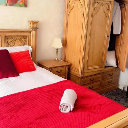 Luxury 4 Bedroom Entire In Free Parking Peaceful Place Smethwick Holiday home Birmingham