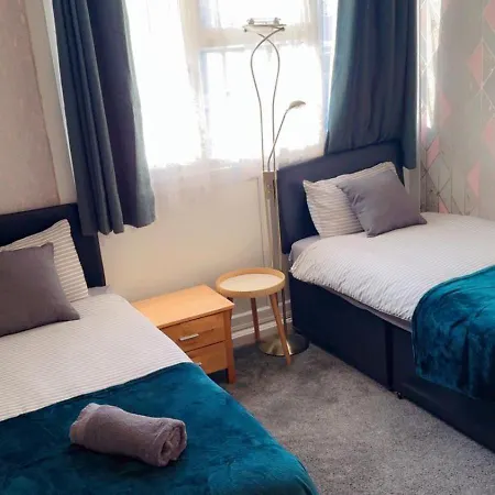Holiday home Luxury 4 Bedroom Entire In Free Parking Peaceful Place Smethwick Birmingham