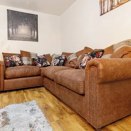 Luxury 4 Bedroom Entire In Free Parking Peaceful Place Smethwick Holiday home Birmingham