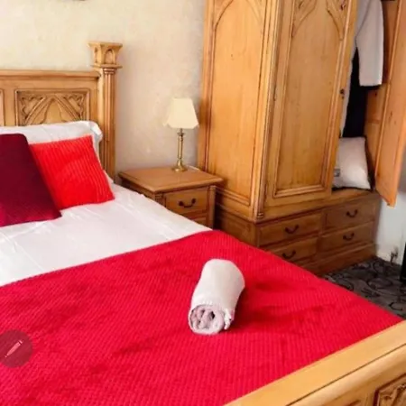 Luxury 4 Bedroom Entire In Free Parking Peaceful Place Smethwick Holiday home *